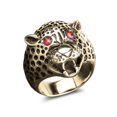 Grand Leopardo Ring crafted from gold-plated stainless steel with a detailed leopard head design and striking red gemstone eyes, a bold statement jewelry piece for men.